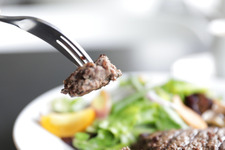 あふれる肉汁がたまらない！ パリ風ハンバーグが自慢の人気カフェ 画像