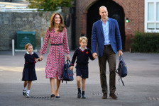 シャーロット王女、ジョージ王子と同じ学校に初登校！ポニーテール＆制服姿披露 画像