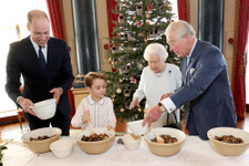 ジョージ王子がクリスマスケーキ作りのお手伝い！英王室4世代の集合写真公開 画像