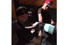 ジャスティン・ビーバー、バンクシーのタトゥーを入れる 画像