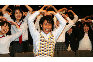 洋ちゃんコールの嵐にご満悦？　大泉先生が中高生たちと渋谷の街をジャック！ 画像