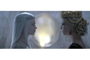 【予告編】“氷の女王”悲痛の絶叫！『スノーホワイト』邪悪な姉妹に確執!? 画像