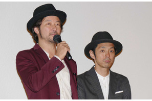 浅野忠信と宮藤官九郎、帽子を合わせた“双子コーデ”がなんだかかわいい！ 画像