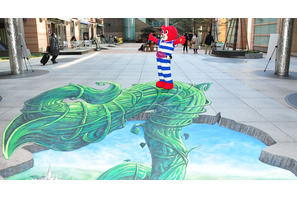 地面を突き破る豆の木がニョキ！　ギネス認定の芸術家のトリックアート完成 画像
