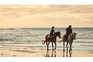 テリーサ・パーマーの乗馬練習が公開『ライド・ライク・ア・ガール』オフショット写真
