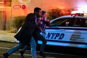 シエナ・ミラー、チャドウィック演じる“一匹狼”刑事と「絶妙な相棒に」『２１ブリッジ』