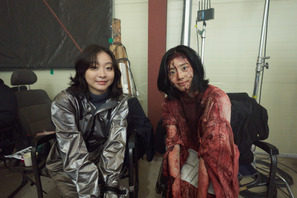 キム・ダミ＆シン・シア“姉妹”ショットやイ・ジョンソクのピース姿が到着『THE WITCH／魔女　―増殖―』