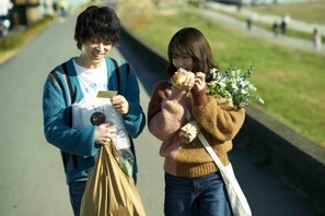 『花束みたいな恋をした』の聖地巡礼、多摩川河川敷にて無料上映開催