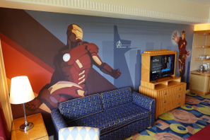 【ディズニー】アンバサダーホテルの＜アイアンマン＞をテーマにした客室に潜入！パワードスーツで戦うセレブヒーローの世界観を満喫
