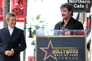 ペドロ・パスカル、ハリウッドの殿堂入りを果たしたウィレム・デフォーに応援スピーチ