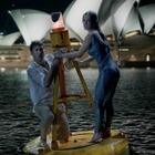 シドニー・スウィーニー＆グレン・パウエルが宙吊りで“安心ソング”熱唱『恋するプリテンダー』本編映像 画像