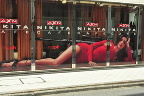新生「ニキータ」マギー・Qが渋谷をジャック！　セクシーポーズの巨大ペイント出現  画像