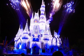 【海外ディズニー】エルサの魔法でお城が大変身！ミッキーのクリスマス・パーティー開催中 画像