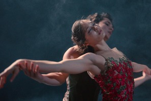惹かれ合う2人の美しいダンスシーン『RED SHOES／レッド・シューズ』本編映像 画像