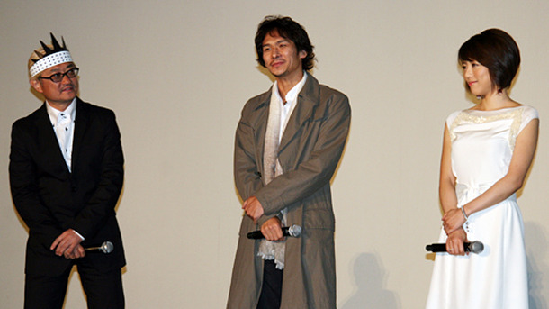 『銀幕版 スシ王子！ 〜ニューヨークへ行く〜』初日舞台挨拶にて（左から）堤幸彦監督、伊原剛志、釈由美子