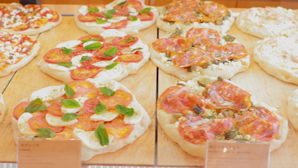 ピザよりヘルシーな「ピンサ」が日本初上陸！ 原宿で流行の味を