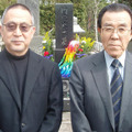 「岡田中将は私の中で生き続ける」小泉監督が『明日への遺言』大ヒットを墓前に報告・画像