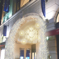 今年は、天然の白樺の白いアーチと“光輝く雪の結晶”をモチーフにしたクリスマスイルミネーションがアニヴェルセル カフェ＆レストランを飾る。