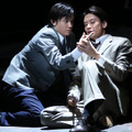 左から）良知真次、小西遼生‐2012年舞台写真より　撮影：田中亜紀