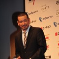 「日本シアタースタッフ映画祭」の授賞式でスピーチをする内田けんじ