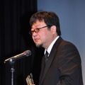 「日本シアタースタッフ映画祭」の授賞式でスピーチをする細田守監督