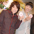ツリーに飾られた本物のドーナツを手にする和田アキ子と田村淳
