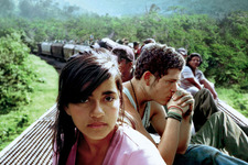 日系人監督キャリー・フクナガが切り取った、中南米の移民の現実と“希望の光” 画像