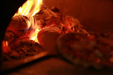 アジア第2位の職人が作る！  薪釜で焼き上げる”カリもち”食感の絶品ピザ 画像