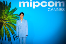 三浦透子がMIPCOMレッドカーペットに登場「エルピス」フランス・カンヌで世界初上映 画像