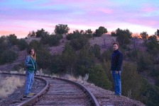 父と娘が線路に佇み…『トレインスポッティング』オマージュ『ブリーディング・ラブ』本編映像 画像