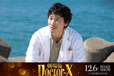 綾野剛、重要人物演じる『劇場版ドクターX』予告編公開 画像