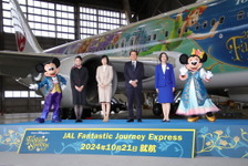 【ディズニー】ファンタジースプリングスがテーマの特別塗装機「JAL Fantastic Journey Express」が就航！ 画像