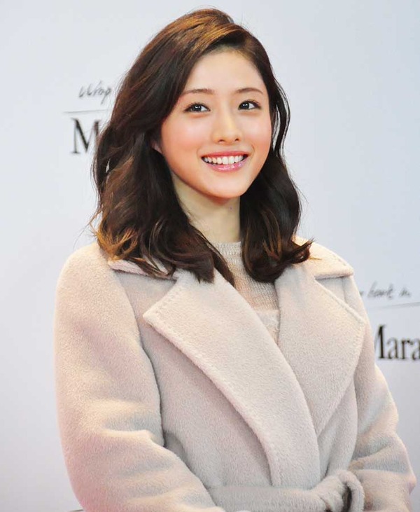 石原さとみ、大人の装いで「美術館デートしたい！」 | cinemacafe.net