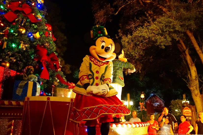 海外ディズニー エルサの魔法でお城が大変身 ミッキーのクリスマス パーティー開催中 8枚目の写真 画像 Cinemacafe Net