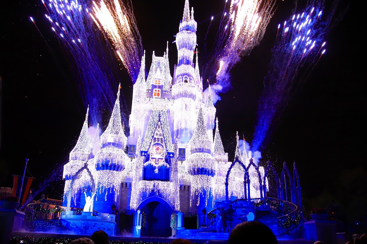 海外ディズニー エルサの魔法でお城が大変身 ミッキーのクリスマス パーティー開催中 Cinemacafe Net