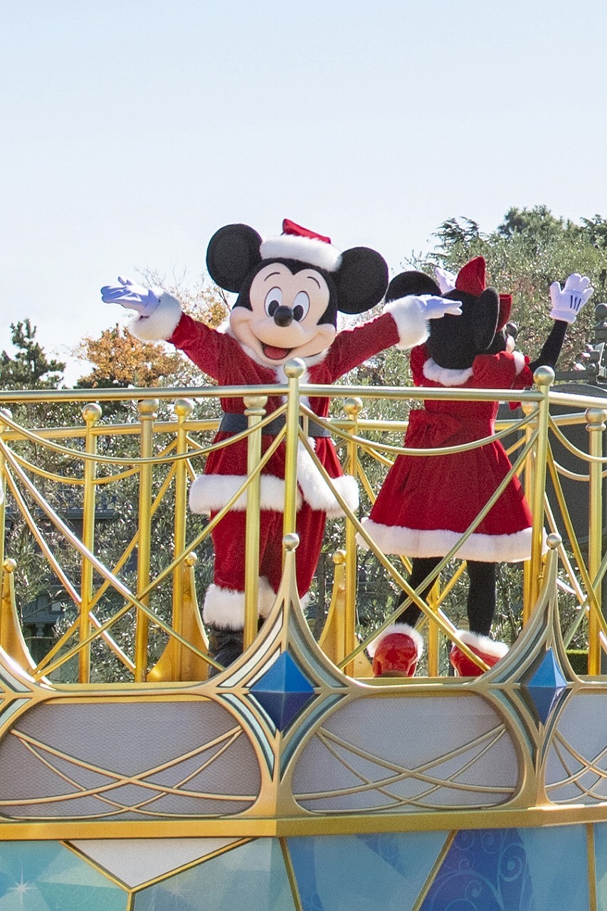 ディズニー サンタ衣装のミッキーが最強かわいい Xmasミニパレードの画像が到着 Cinemacafe Net