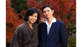 加藤シゲアキ＆薮宏太／スペシャルドラマ「犬神家の一族」（C）フジテレビ