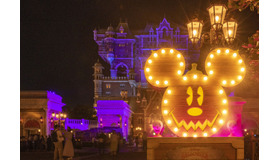 日没後のウォーターフロントパークが妖しい雰囲気に！夜まで楽しい東京ディズニーシーのハロウィン As to Disney artwork, logos and properties： (C) Disney