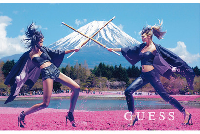 「GUESS」、ホリデービジュアルは富士山・茶会に人力車！　見事な“和洋折衷” 画像