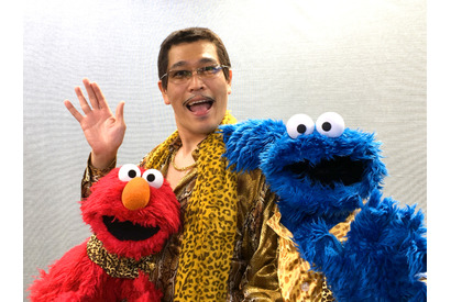 ピコ太郎、エルモ＆クッキーモンスターと共演！ 「PPAP」じゃなくて「CBCC」？ 画像