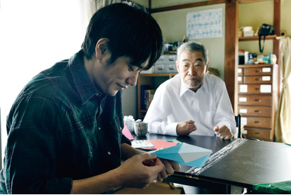 松山ケンイチ、柄本明“父”との日々をふり返る『ロストケア』回想シーン 画像