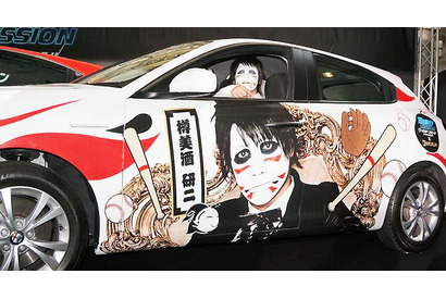 金爆・喜矢武がハリウッドデビュー!?　レーサー姿で“イタ車の痛車”を披露… 画像