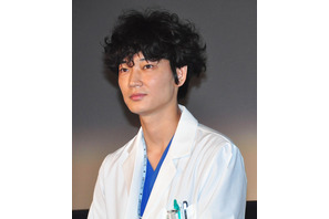 綾野剛、産婦人科役でついつい妊婦の友人を健診？ 画像