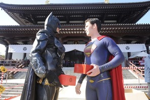 2大ヒーローが豆まきで対決!?　節分イベントでバットマンvsスーパーマンのバトルが勃発 画像