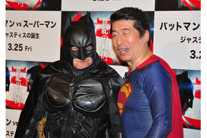 映画にもある？　上島バットマンと寺門スーパーマンがおでん、ゴムパッチン対決にチュー！ 画像