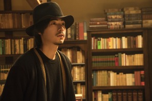 成田凌、フェミニンなインテリ文学男子を体現！ 『ビブリア古書堂の事件手帖』場面写真 画像