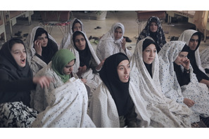 イランの少女たちが世界共通の“痛み”映し出す『少女は夜明けに夢をみる』予告 画像
