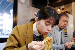 桜田ひよりが“二代目”小泉さんに！“初代”早見あかりも出演「ラーメン大好き小泉さん 二代目！」 画像