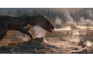 巨大恐竜がアダム・ドライバーに襲い掛かる！『65／シックスティ・ファイブ』場面写真 画像