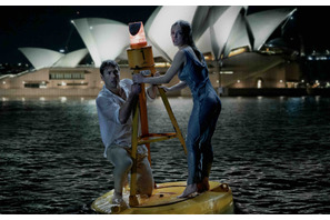シドニー・スウィーニー＆グレン・パウエルが宙吊りで“安心ソング”熱唱『恋するプリテンダー』本編映像 画像